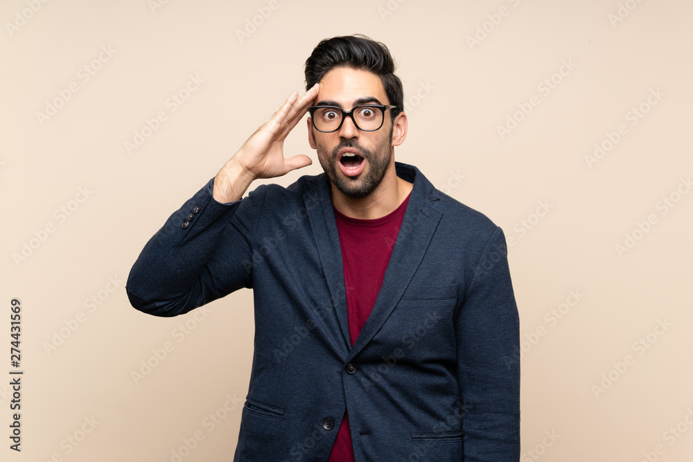 Obraz premium Handsome young man over isolated background has just realized something and has intending the solution