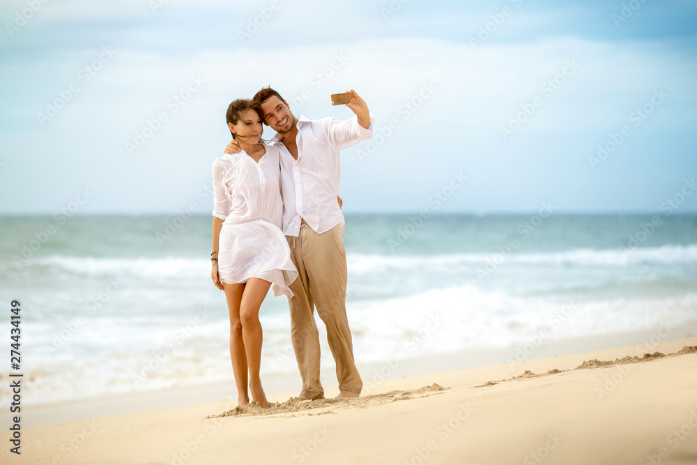 couple taking selfie photograph on beach couple taking selfie photograph on beach