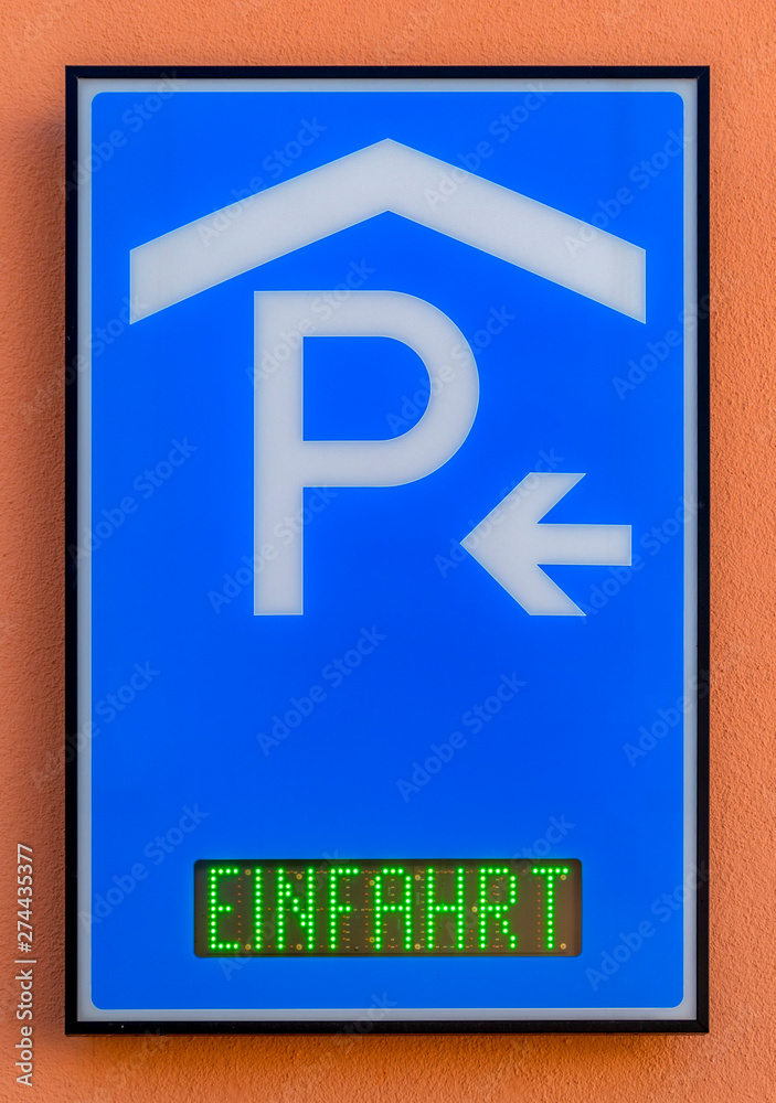 Hinweisschild Parkhaus Einfahrt Hinweisschild Parkhaus Einfahrt
