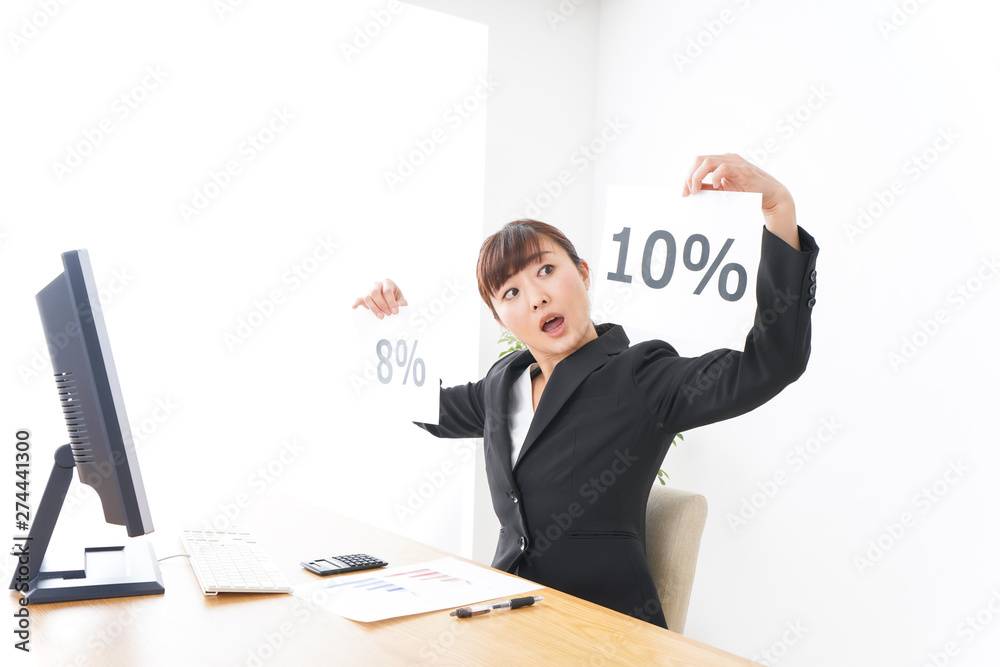 Fototapeta premium 消費税増税の対応をする若いビジネスウーマン