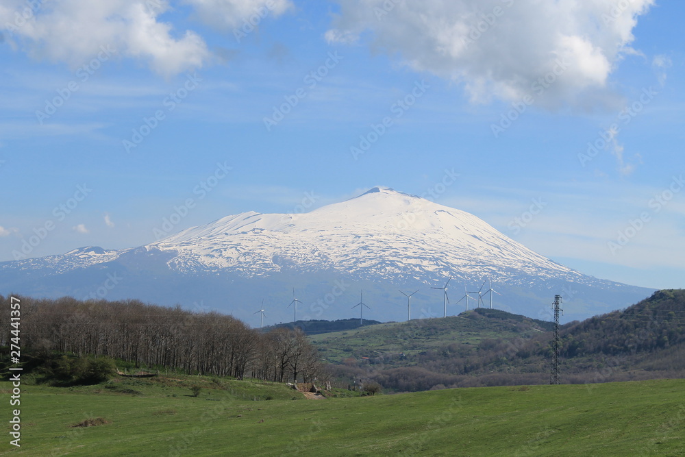 L'Etna ammantata di neve. Paesaggio siciliano dai monti Nebrodi.