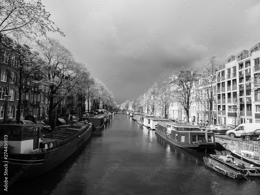 Canal de Amsterdam and its houseboats