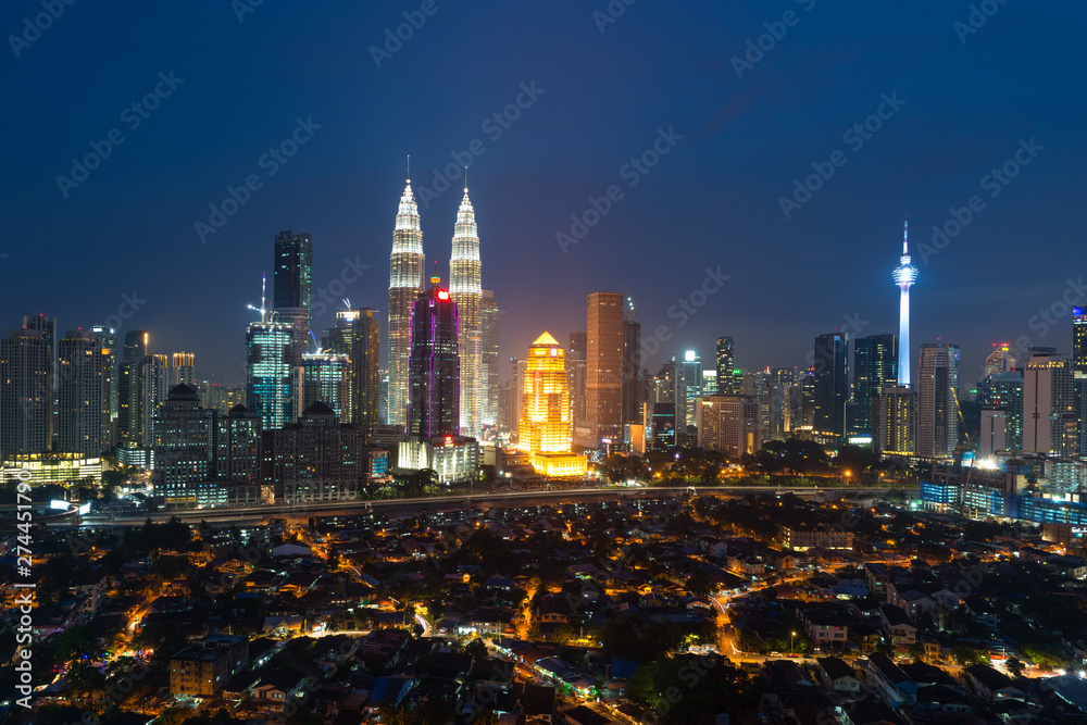 Naklejka premium Kuala lumpur cityscape. Panoramic view of Kuala Lumpur city skyline during sunrise viewing skyscrapers building and Petronas twin tower in Malaysia.