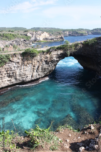 Türkises Meer mit Steinschlucht und Bogen auf Bali