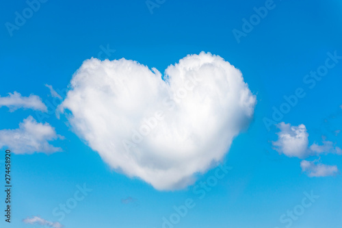 Herz aus wolken im himmel