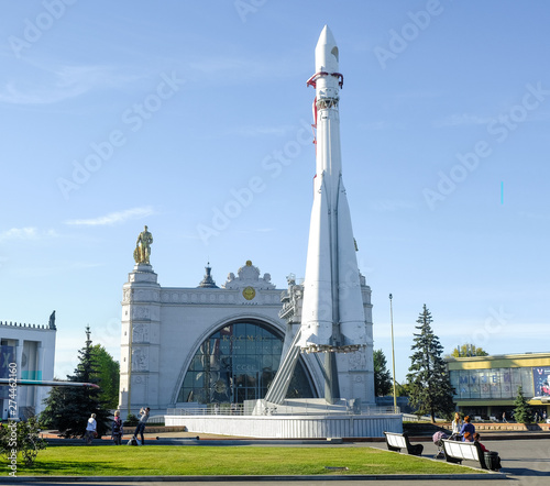 Fototapeta Naklejka Na Ścianę i Meble -  Vostok spaceship near the pavilion 