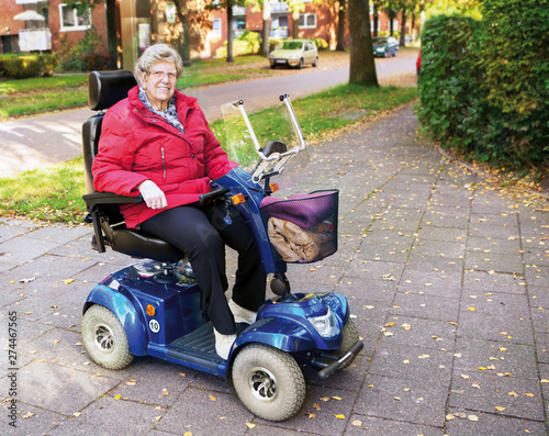 Seniorin mit Elektromobil