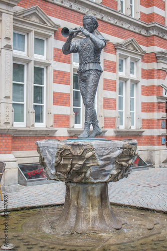 Pied Piper Statue (Rattenfängerstatue) Pied Piper of Hamelin (Rattenfänger von Hameln) Fountain Hameln Lower Saxony (Niedersachsen)