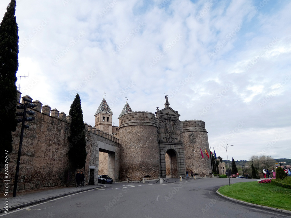 Obraz premium Puerta de Bisagra, o Puerta Nueva de Bisagra, es una puerta monumental situada en las murallas de la ciudad española de Toledo.