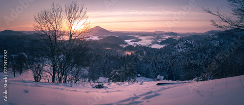 Panorama Ausblick auf Landschaft im Winter bei Sonnenuntergang von H  gel