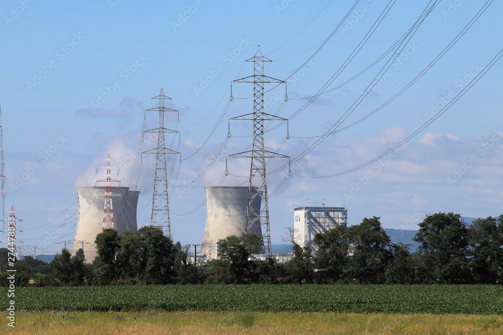 Centrale nucléaire du Bugey - Ville de Saint Vulbas - Département de l'Ain - France - Vue avec les pylônes haute tension en premier plan