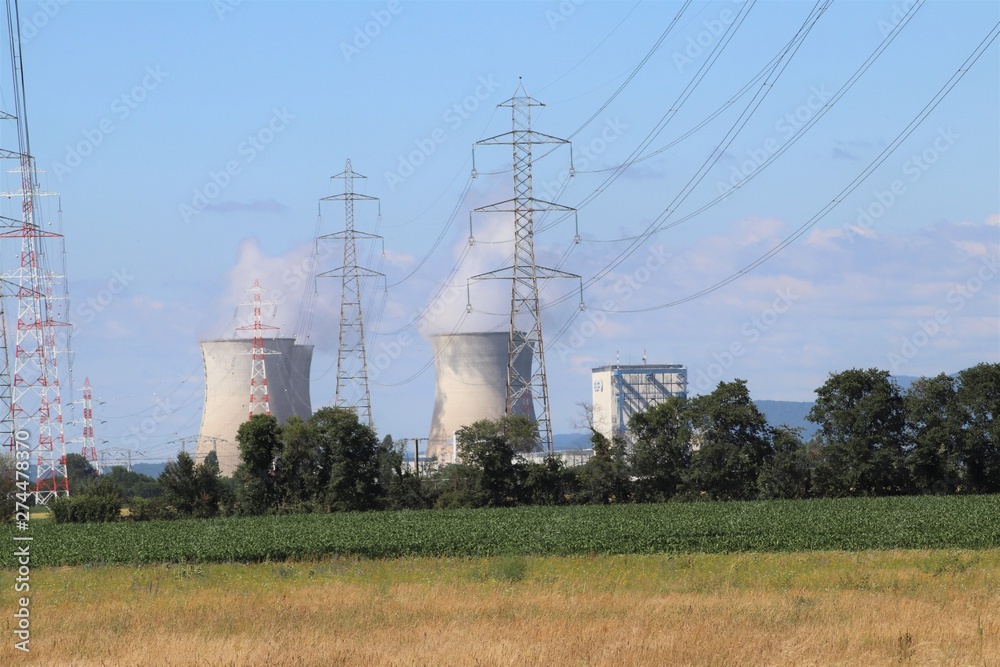 Centrale nucléaire du Bugey - Ville de Saint Vulbas - Département de l'Ain - France - Vue avec les pylônes haute tension en premier plan