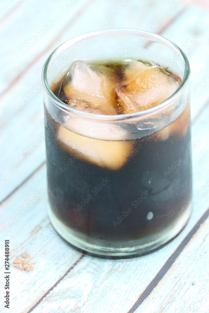 Cola avec des glaçons dans un verre Cola avec des glaçons dans un verre