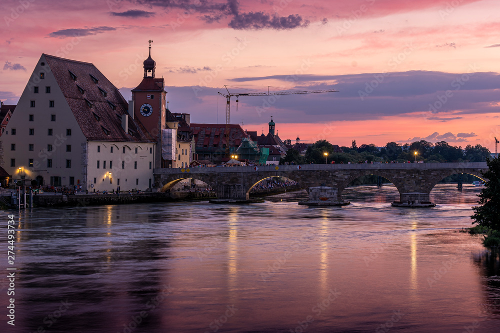 Dom Regensburg Steinerne Brücke im Sonnenuntergang