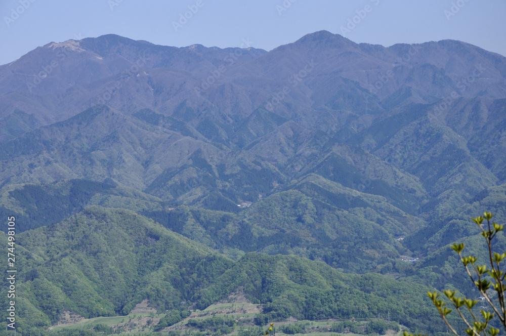 Obraz premium 春の九鬼山山頂より小金沢連嶺