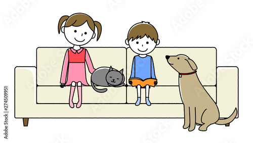 ソファーでくつろぐ子ども達