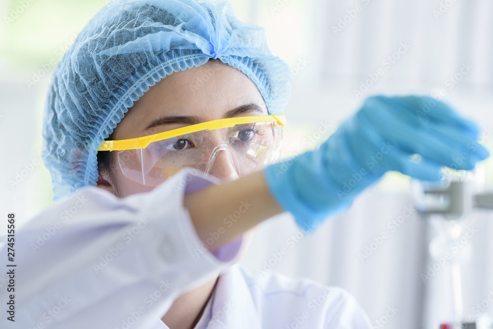 Naklejka premium Asian young girl student scientist researching and learning in a laboratory.