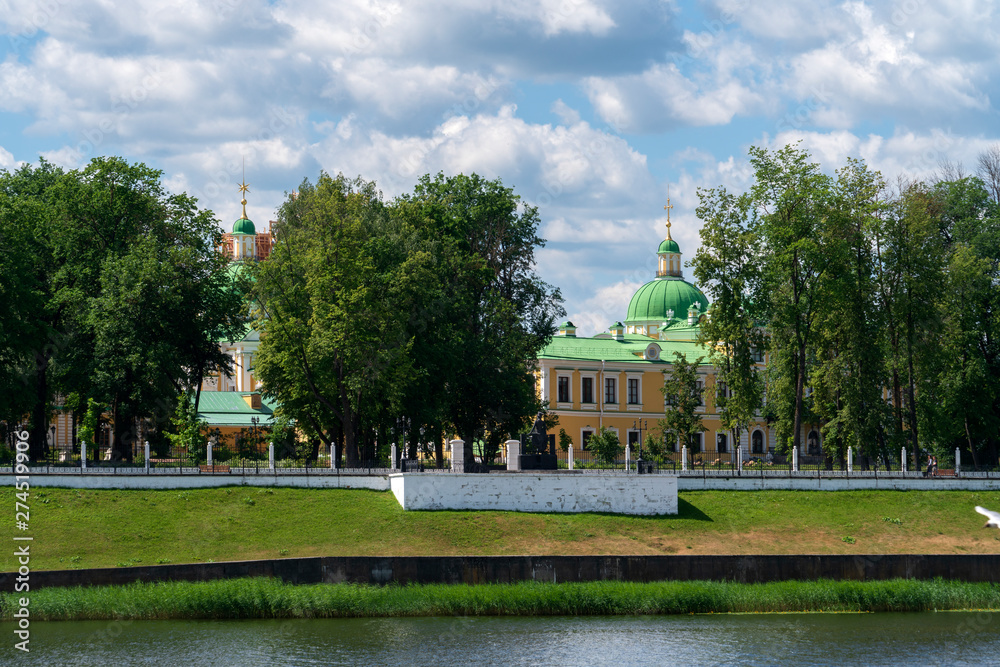 Obraz premium Императорский путевой дворец в Твери с дворцовым садом.