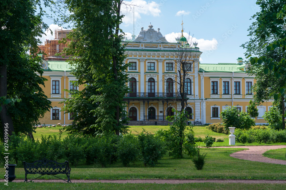 Императорский путевой дворец в Твери с дворцовым садом.