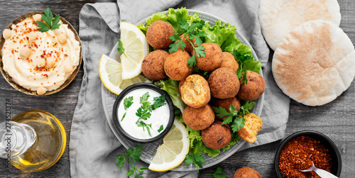 Vászonkép Fresh vegetarian falafel served with hummus,pita bread and fresh vegetables