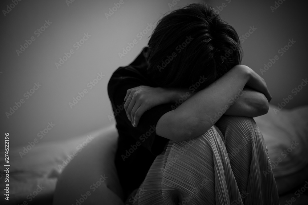 悲しみに暮れる女性 悲しみに暮れる女性