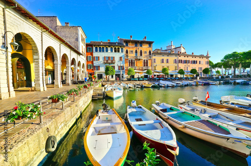 Foto View of Desenzano del Garda at the lakeside of Lake Garda in summer
