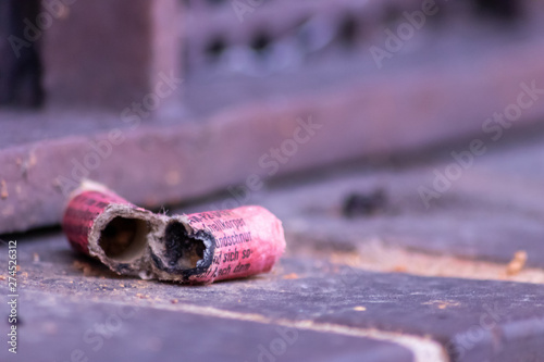 Canvas Print Explodierter Böller vom Feuerwerk an Silvester und Neujahr zeigt die Zerstörungs