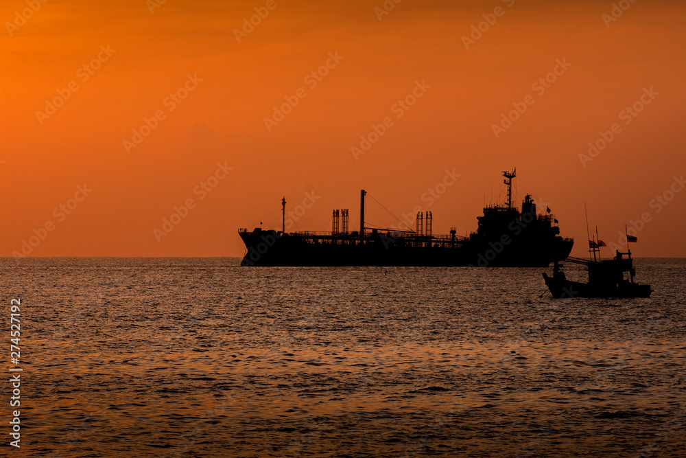 Obraz premium cargo ship at sunset