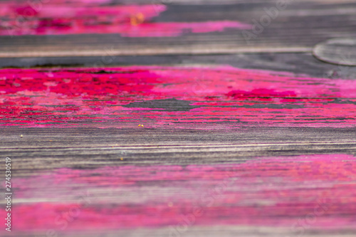 Renovierungsbedürftige Tischplatte einer Bierzeltgarnitur mit letzten Farbresten ist reif für eine Restauration oder Erneuerung