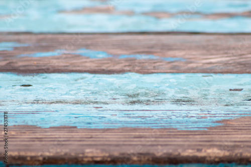 Renovierungsbedürftige Tischplatte einer Bierzeltgarnitur mit letzten Farbresten ist reif für eine Restauration oder Erneuerung