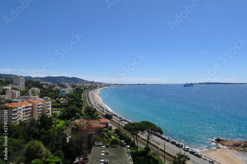 Baie de Cannes avec mer et ciel bleu