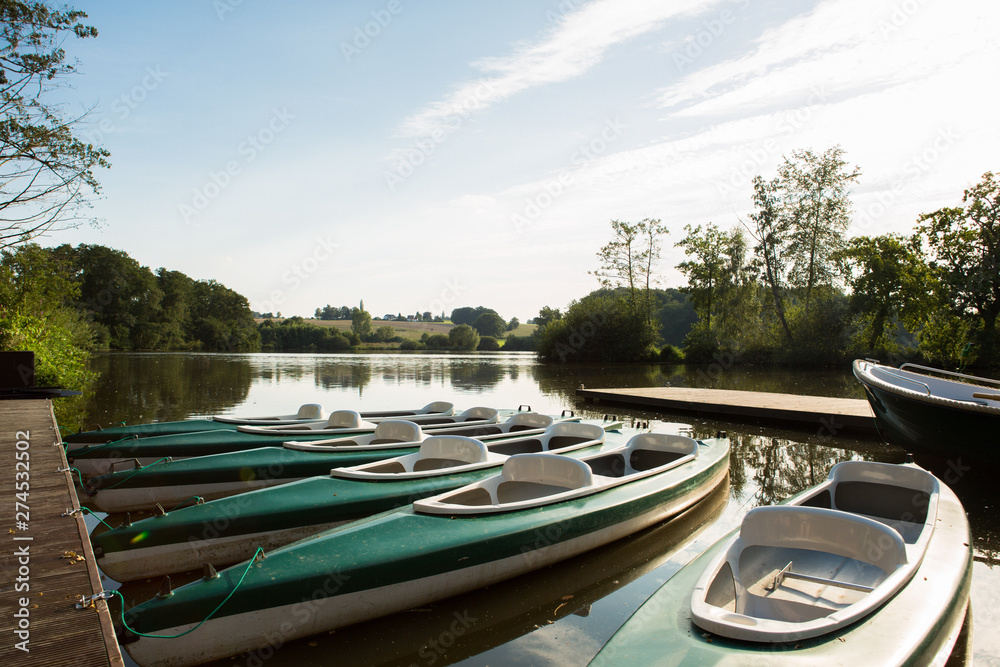 Naklejka premium See mit Booten morgens bei Sonnenlicht