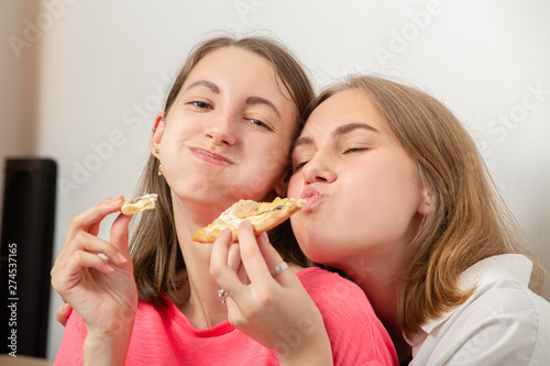 girls eats pizza