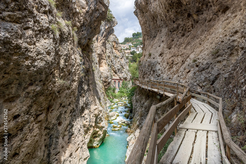 Pasarela junto al río Castril. photo