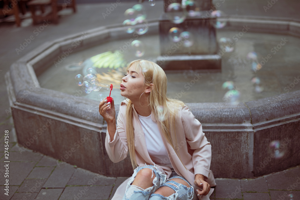 Fototapeta premium woman make bubbles