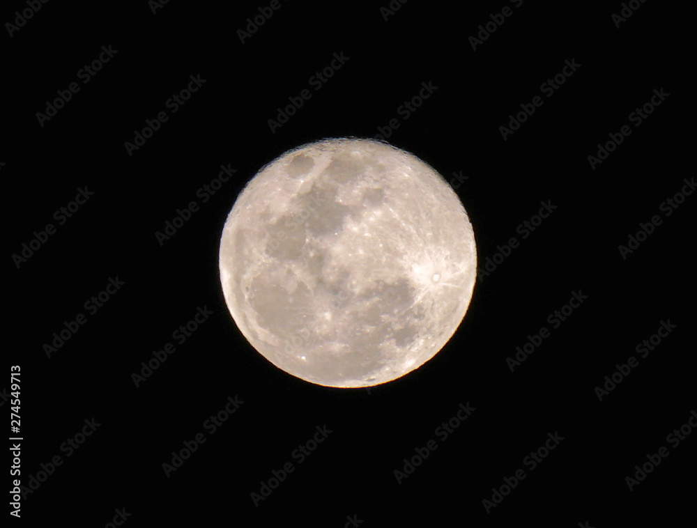 Obraz premium Full moon on night time clear sky.