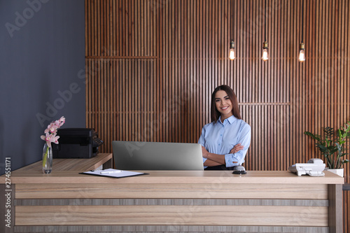 Photo Portrait of receptionist at desk in lobby