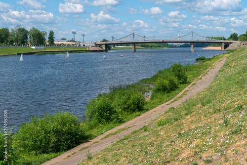 Река Волга в Твери. Набережная Афанасия Никитина, вдали Староволжский мост.