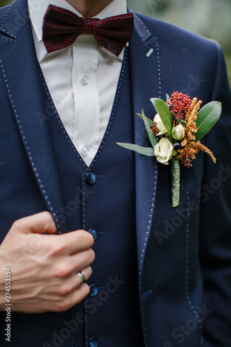 Elegant boutonniere for the groom for the autumn wedding