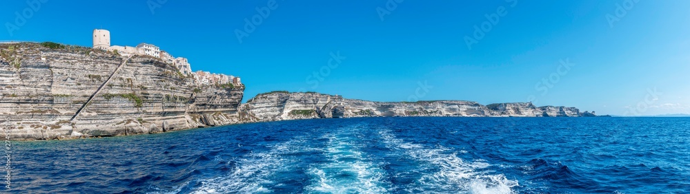 Panoramaaufnahme vom Schiff Richtung Bonifacio, mit der Treppe des Königs von Aragon Panoramaaufnahme vom Schiff Richtung Bonifacio, mit der Treppe des Königs von Aragon