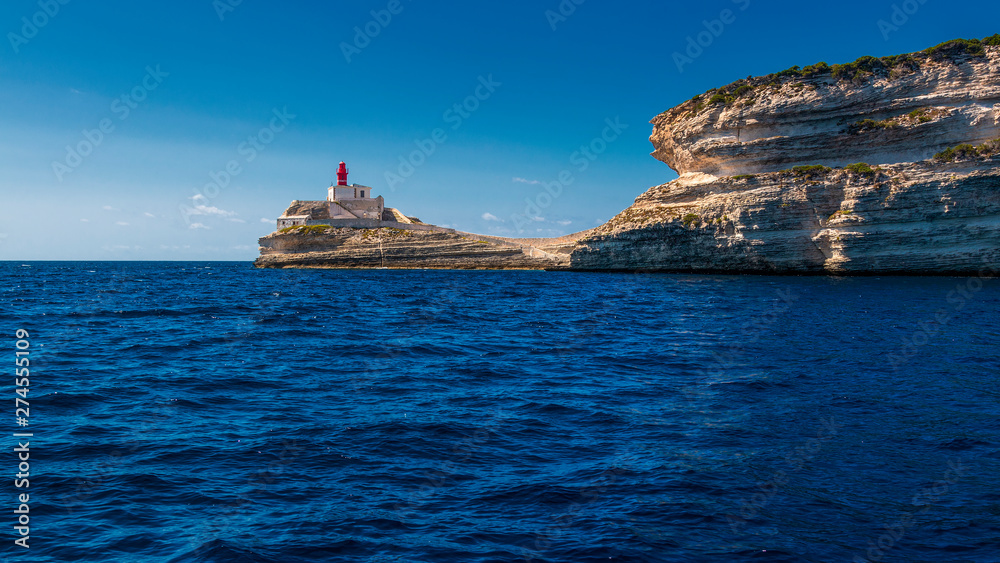 Hafeneinfahrt mit Leuchtturm vor Bonifacio auf Korsika