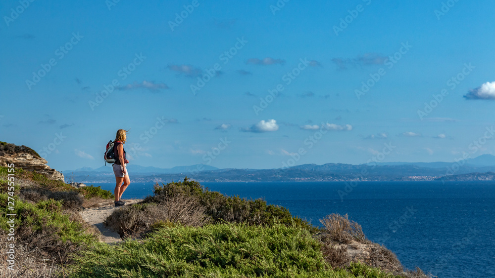 Frau schaut von Korsika nach Sardinien
