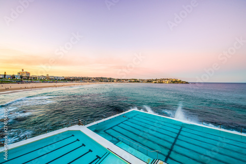 Fotografie View of Bondi Beach in Sydney from Bondi Icebergs Pool.