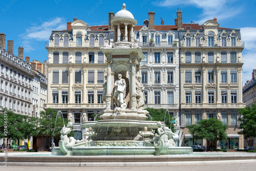 Obraz premium Fontaine de la place des Jacobins, classée monument historique, statue de Jean-Hippolyte Flandrin, Lyon, France