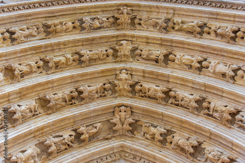 Sculptures du portail de la cathédrale Saint-Jean, Lyon, France