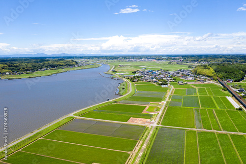 茨城県の北浦と鹿島臨海鉄道大洗鹿島線の列車を俯瞰撮影