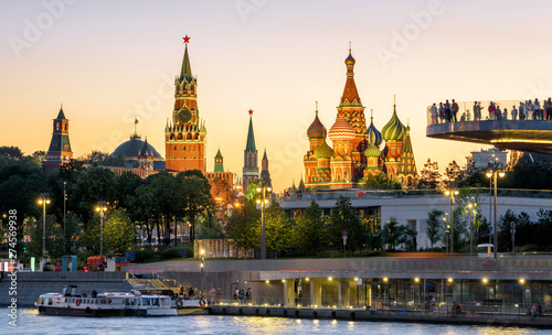 Canvas Print Moscow Kremlin and St Basil`s Cathedral at sunset, Russia