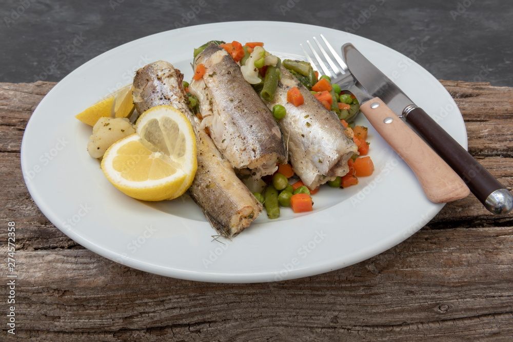 Plato de pescado blanco asado con verduras Plato de pescado blanco asado con verduras