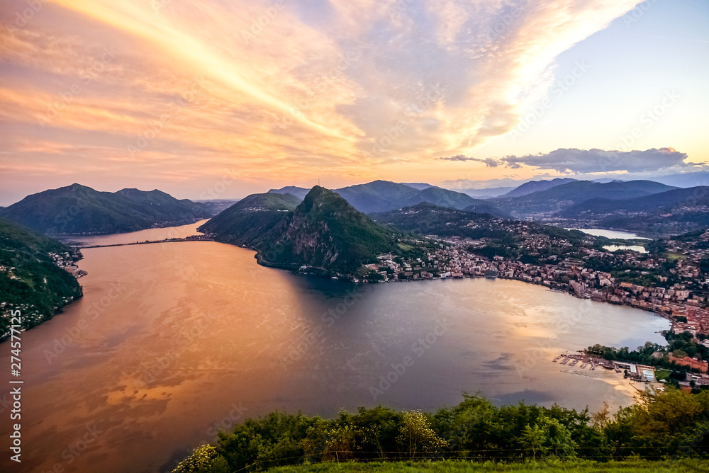 Ausblick über Lugano und den Luganer See, Tessin, Schweiz  - obrazy, fototapety, plakaty 