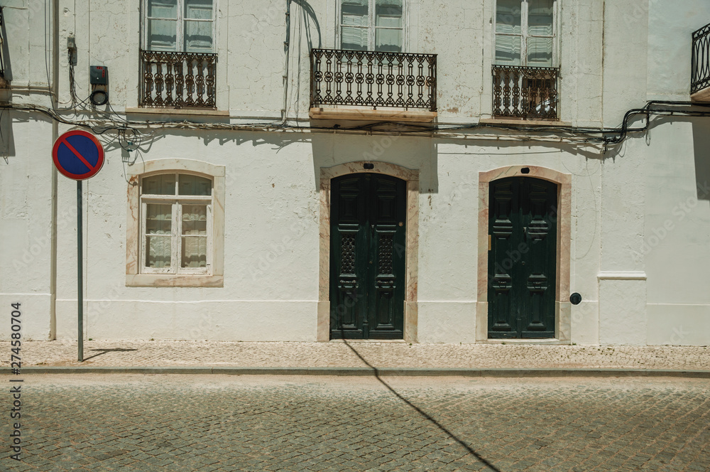 Naklejka premium Mansion facade with cracked wall and NO WAITING road sign
